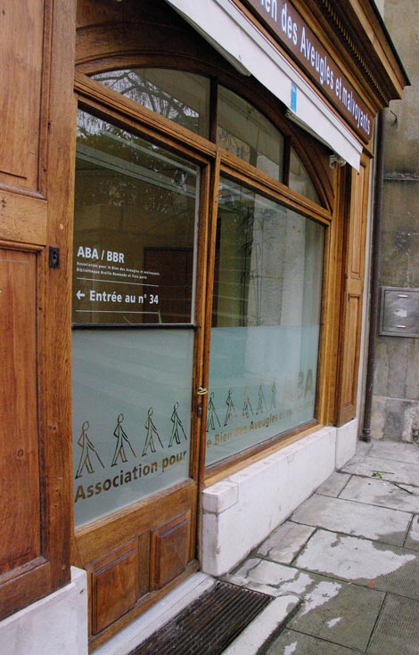 d&eacute;tail vitrine - Signalisation ABA-BBR malvoyants